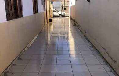 Imagem: A casa possui 2 Dormitórios, 1 Banheiro, 4 Vagas na garagem
