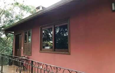 Imagem: A casa possui 3 Dormitórios, 3 Banheiros, 4 Vagas na garagem