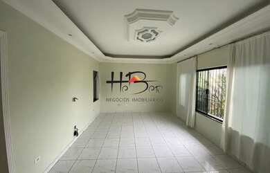 Imagem: A casa possui 3 Dormitórios, 2 Banheiros, 3 Vagas na garagem