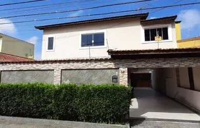 Imagem: A casa possui 3 Dormitórios, 4 Banheiros, 5 Vagas na garagem