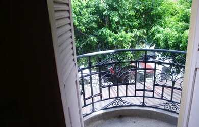 Imagem: A casa possui 4 Dormitórios, 5 Banheiros, 243m² de Área e