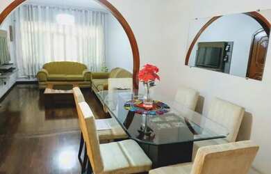 Imagem: A casa possui 4 Dormitórios, 3 Banheiros, 1 Vaga na garagem