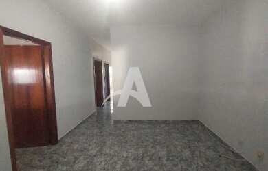 Imagem: A casa possui 3 Dormitórios, 1 Banheiro, 1 Vaga na garagem