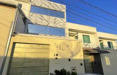 Imagem: A casa possui 3 Dormitórios, 3 Banheiros, 4 Vagas na garagem