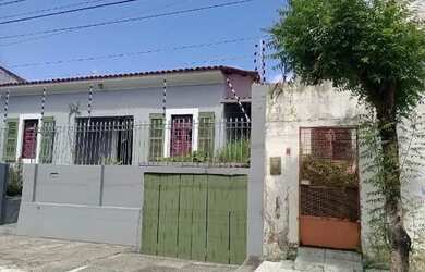 Imagem: A casa possui 3 Dormitórios, 3 Banheiros e 430m² de Área