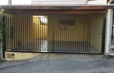 Imagem: A casa possui 2 Dormitórios, 2 Banheiros, 2 Vagas na garagem