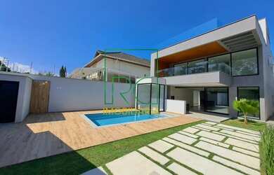 Imagem: A casa em condomínio possui 4 Dormitórios, 5 Banheiros, 4