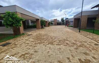 Imagem: A casa possui 3 Dormitórios, 2 Banheiros, 2 Vagas na garagem