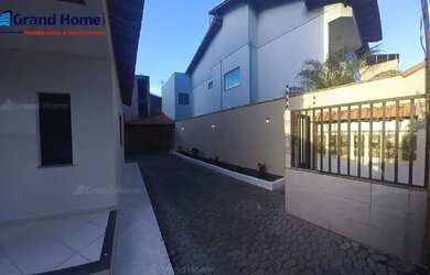 Imagem: A casa possui 3 Dormitórios, 2 Banheiros, 4 Vagas na garagem