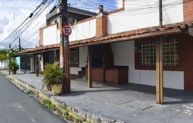 Imagem: A casa possui 5 Dormitórios, 2 Banheiros, 250m² de Área e