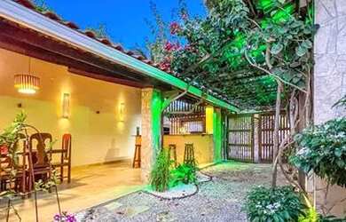 Imagem: A casa possui 3 Dormitórios, 3 Banheiros, 5 Vagas na garagem