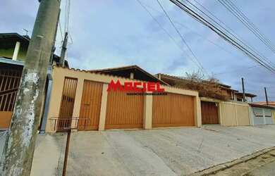 Imagem: A casa possui 3 Dormitórios, 3 Banheiros, 5 Vagas na garagem