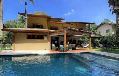 Imagem: A casa possui 4 Dormitórios, 5 Banheiros, 4 Vagas na garagem