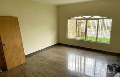 Imagem: A casa possui 4 Dormitórios, 2 Banheiros, 3 Vagas na garagem