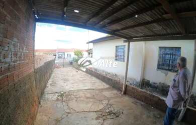 Imagem: A casa possui 2 Dormitórios, 1 Banheiro, 2 Vagas na garagem