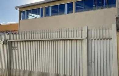 Imagem: A casa possui 4 Dormitórios, 3 Banheiros, 2 Vagas na garagem