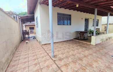 Imagem: A casa possui 4 Dormitórios, 3 Banheiros, 2 Vagas na garagem