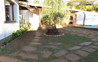 Imagem: A casa possui 2 Dormitórios, 3 Banheiros, 4 Vagas na garagem