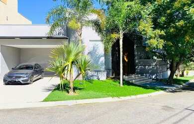 Imagem: A casa em condomínio possui 3 Dormitórios, 4 Banheiros, 4