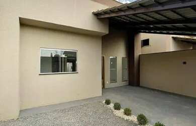 Imagem: A casa possui 3 Dormitórios, 2 Banheiros, 2 Vagas na garagem