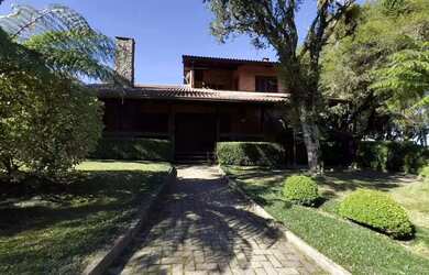 Imagem: A casa possui 5 Dormitórios, 3 Banheiros, 2 Vagas na garagem