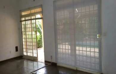 Imagem: A casa possui 3 Dormitórios, 4 Banheiros, 4 Vagas na garagem