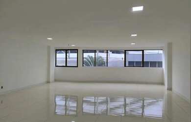 Imagem: O depósito possui 2 Vagas na garagem e 73m² de Área e está