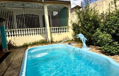 Imagem: A casa possui 3 Dormitórios, 1 Banheiro, 2 Vagas na garagem