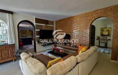 Imagem: A casa possui 3 Dormitórios, 2 Banheiros, 3 Vagas na garagem