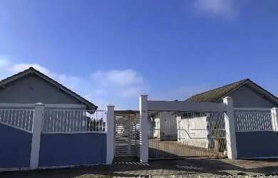 Imagem: A casa possui 2 Dormitórios, 1 Banheiro, 1 Vaga na garagem