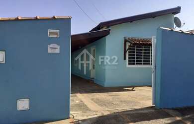 Imagem: A casa possui 3 Dormitórios, 2 Banheiros, 4 Vagas na garagem