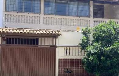 Imagem: A casa possui 3 Dormitórios, 5 Banheiros, 2 Vagas na garagem