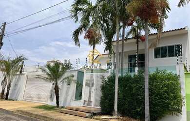 Imagem: A casa possui 5 Dormitórios, 5 Banheiros, 4 Vagas na garagem