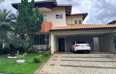 Imagem: A casa possui 3 Dormitórios, 4 Banheiros, 2 Vagas na garagem