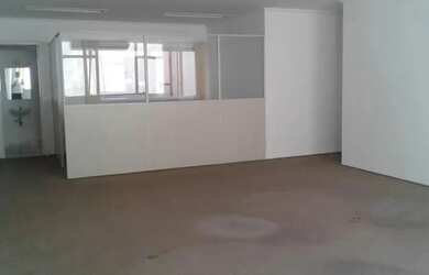 Imagem: O depósito possui 1 Vaga na garagem, 264m² de Área e está