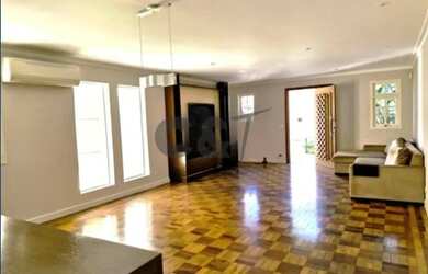 Imagem: A casa possui 3 Dormitórios, 4 Banheiros, 3 Vagas na garagem