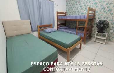 Imagem: A casa possui 3 Dormitórios, Acomodam 15 pessoas e 1 Vaga na