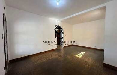 Imagem: A casa possui 3 Dormitórios, 2 Banheiros, 3 Vagas na garagem