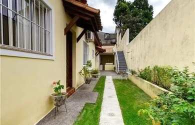 Imagem: A casa possui 3 Dormitórios, 3 Banheiros, 2 Vagas na garagem