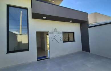 Imagem: A casa possui 3 Dormitórios, 2 Banheiros, 2 Vagas na garagem