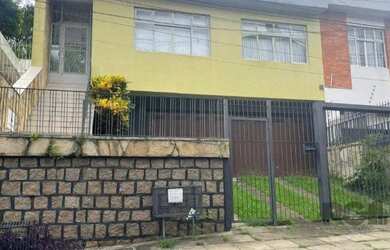 Imagem: A casa possui 4 Dormitórios, 3 Banheiros, 3 Vagas na garagem