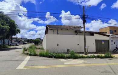 Imagem: A casa possui 3 Dormitórios, 2 Banheiros, 4 Vagas na garagem