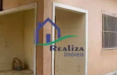 Imagem: A casa possui 3 Dormitórios, 1 Banheiro, 2 Vagas na garagem