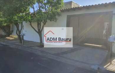 Imagem: A casa possui 3 Dormitórios, 2 Banheiros, 3 Vagas na garagem