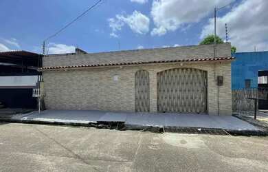 Imagem: A casa possui 3 Dormitórios, 3 Banheiros, 1 Vaga na garagem