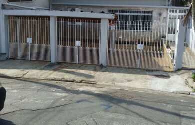 Imagem: A casa possui 3 Dormitórios, 3 Banheiros, 4 Vagas na garagem