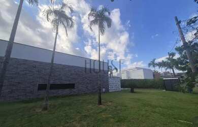 Imagem: A casa em condomínio possui 4 Dormitórios, 5 Banheiros, 5