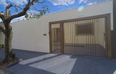 Imagem: A casa possui 3 Dormitórios, 2 Banheiros, 2 Vagas na garagem