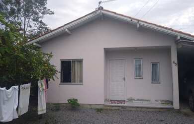 Imagem: A casa possui 2 Dormitórios, 1 Banheiro, 1 Vaga na garagem