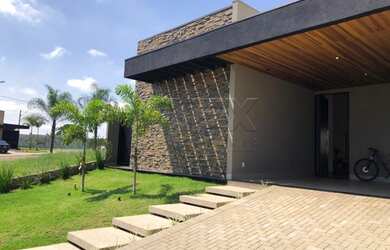 Imagem: A casa em condomínio possui 3 Dormitórios, 5 Banheiros, 4